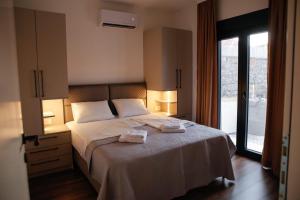 Old Town Gem, Modern stay with private yard