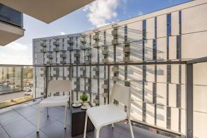 Cozy Apartment with Parking Near EXPO XXI by Noclegi Renters