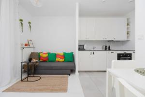 Cozy Apartment with Parking Near EXPO XXI by Noclegi Renters