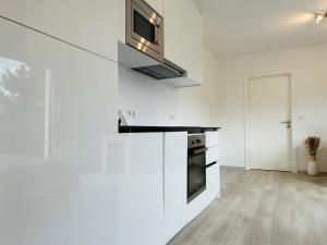 Modern Apartment with Balcony & Free Parking