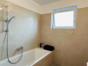 Modern Apartment with Balcony & Free Parking