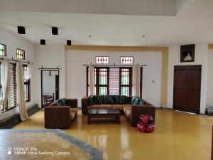 Whispering Hills Retreat