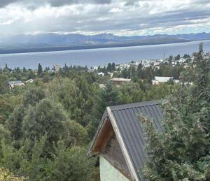 Cabaña con vista al lago a pocas cuadras del centro