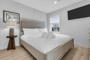 Prof Cleaned 1 block to beach Linens & Towels