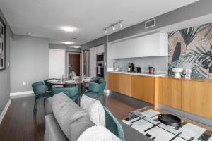 Downtown 2BR Oasis Skyline Views Parking