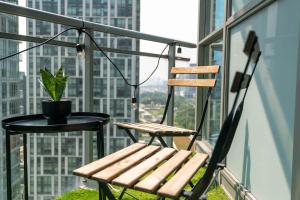Downtown 2BR Oasis Skyline Views Parking
