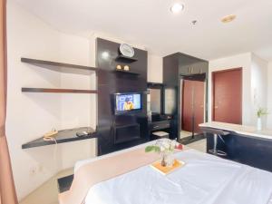 Cozy and Tidy Studio Apartment Mangga Dua Residence By Travelio