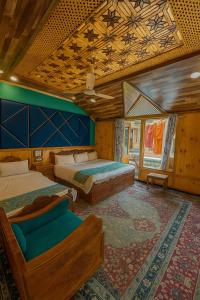 Heritage Shreen Houseboat
