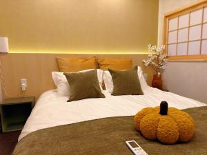 OM HigashiHira Tanimachi 9-chome station 7-minute walk Japanese-style inn 2 train stops to Namba