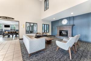 Days Inn & Suites by Wyndham Thunder Bay