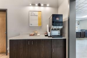 Days Inn & Suites by Wyndham Thunder Bay