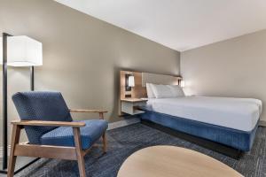 Days Inn & Suites by Wyndham Thunder Bay
