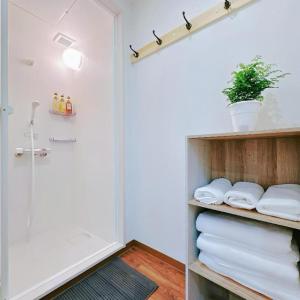 Tsukiha Moon , 1 Stop to Shinsaibashi & Namba , by Tsutenkaku & Shinsekai, 5 Min to Subway