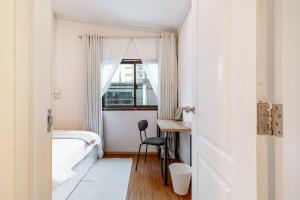 Private 6-Bedroom House for 12 Guests near BTS & Airport Rail Link