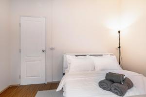 Private 6-Bedroom House for 12 Guests near BTS & Airport Rail Link