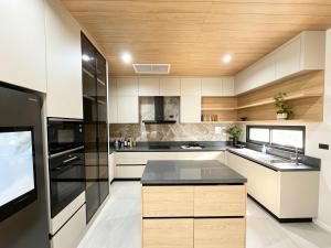 Luxury Pool Villa near Pattaya Walking Street