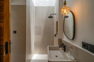 Villa Nara - Contemporary 2BR Villa with Rooftop & Near Beach