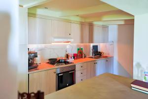 PeachPine Loft - Escape Near Sea & Athens Airport