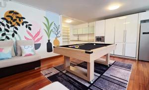Cozy Living Sukhumvit 38 with Pool Table near BTS Thonglor