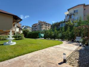 Large Luxury Holiday Apartment with Sea Views, Pool, Gym & Free Parking
