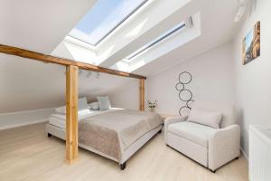 Klimatyzowany Apartament z 2 Sypialniami blisko Centrum by Noclegi Renters