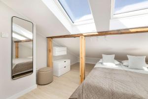 Klimatyzowany Apartament z 2 Sypialniami blisko Centrum by Noclegi Renters