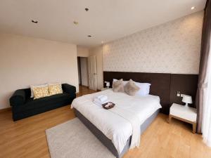 Large 6 Pax Bedroom with 3 Beds and Balcony next to Nana BTS