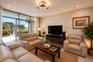 Dolphin Beach Large 1 Bedroom Apartment Ocean View