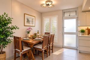 Dolphin Beach Large 1 Bedroom Apartment Ocean View