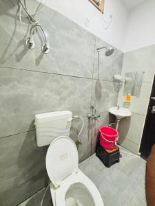 Hotel Royal Plaza - Laxmi Nagar Metro Station