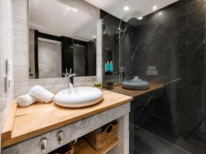 CASA FLORIT - The Apolo Suite & Cozy Terrace