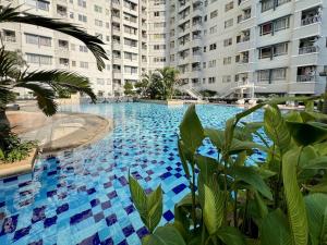 Cozy 2BR Sudirman Apt w Pool, Wi-Fi, & Netflix