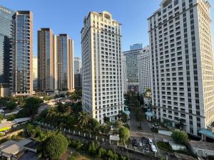 Cozy 2BR Sudirman Apt w Pool, Wi-Fi, & Netflix