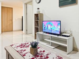 Large 3BR Meikarta Apt Cikarang w WiFi & Netflix