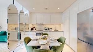 Vacationer Holiday Homes l Luxe 1 Bed l Private Beach Access, City Views