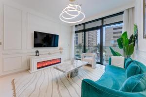 Vacationer Holiday Homes l Luxe 1 Bed l Private Beach Access, City Views