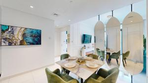 Vacationer Holiday Homes l Luxe 1 Bed l Private Beach Access, City Views