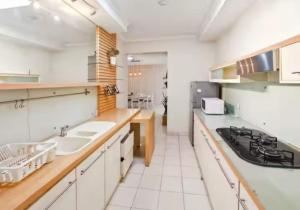 Newly Large 2BR Ambassador2 Apt with Pool Gym WiFi