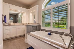 Casa Vista - Luxury Waterfront Villa with Heated Pool, Kayaks, Fishing, Bikes