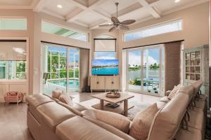 Casa Vista - Luxury Waterfront Villa with Heated Pool, Kayaks, Fishing, Bikes