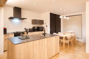 New! Modern Private House 京都駅Villa deLuxe 丹波口駅徒歩5分 二条城まで電車4分 最大8名のご家族に最適 車庫付き