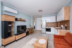 Modern 1BR with Balcony Steps from the University by Flаt Mаnаgеr