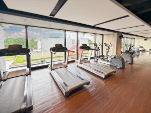 Luxury 1BR Fatmawati CC Apt Pool, Gym, Wi-Fi