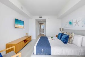 Stunning Waterway View - 2BR Resort Suite