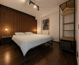 Retro Retreat - 1 Bedroom Apartment for 2, Kitchenette, Free Street Parking & Self Check-in