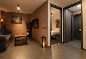 Retro Retreat - 1 Bedroom Apartment for 2, Kitchenette, Free Street Parking & Self Check-in