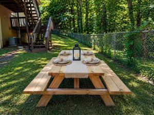 Game Room! King Bed! Near ATL! Fenced Yard w Deck BBQ