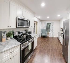 Game Room! King Bed! Near ATL! Fenced Yard w Deck BBQ
