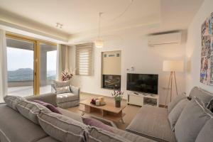 Villa Plakias Sunset with Heated Pool & Childrens Area, Walk to Restaurant