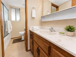 Cub Run Cabin - Spacious home close to the lake with Hot tub!